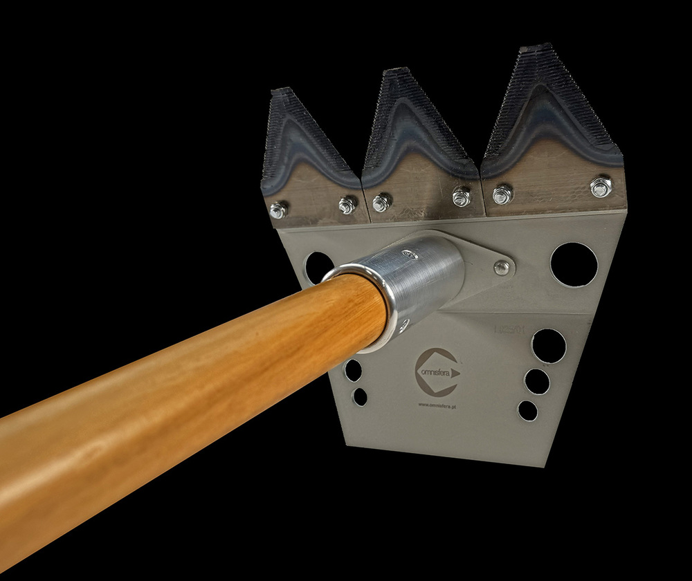 Waldbrandwerkzeug WOODY mit Holzstiel von OMNISFERA