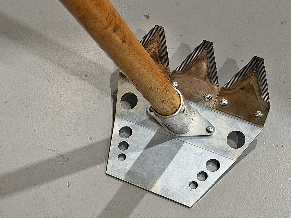 Waldbrandwerkzeug WOODY mit Holzstiel von OMNISFERA